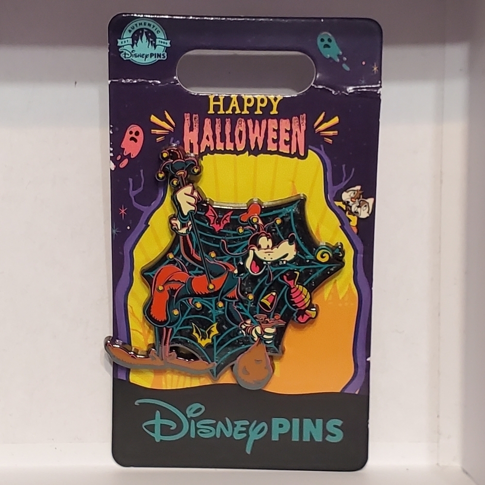 New Disney Parks Happy Halloween Fall Goofy Spider Web Jester Carded Pin